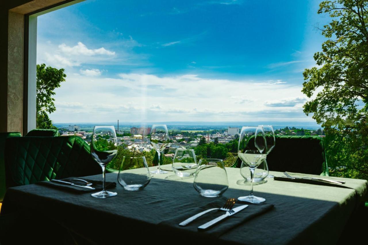 Restaurant a Pension u Hradu Šternberk Bagian luar foto