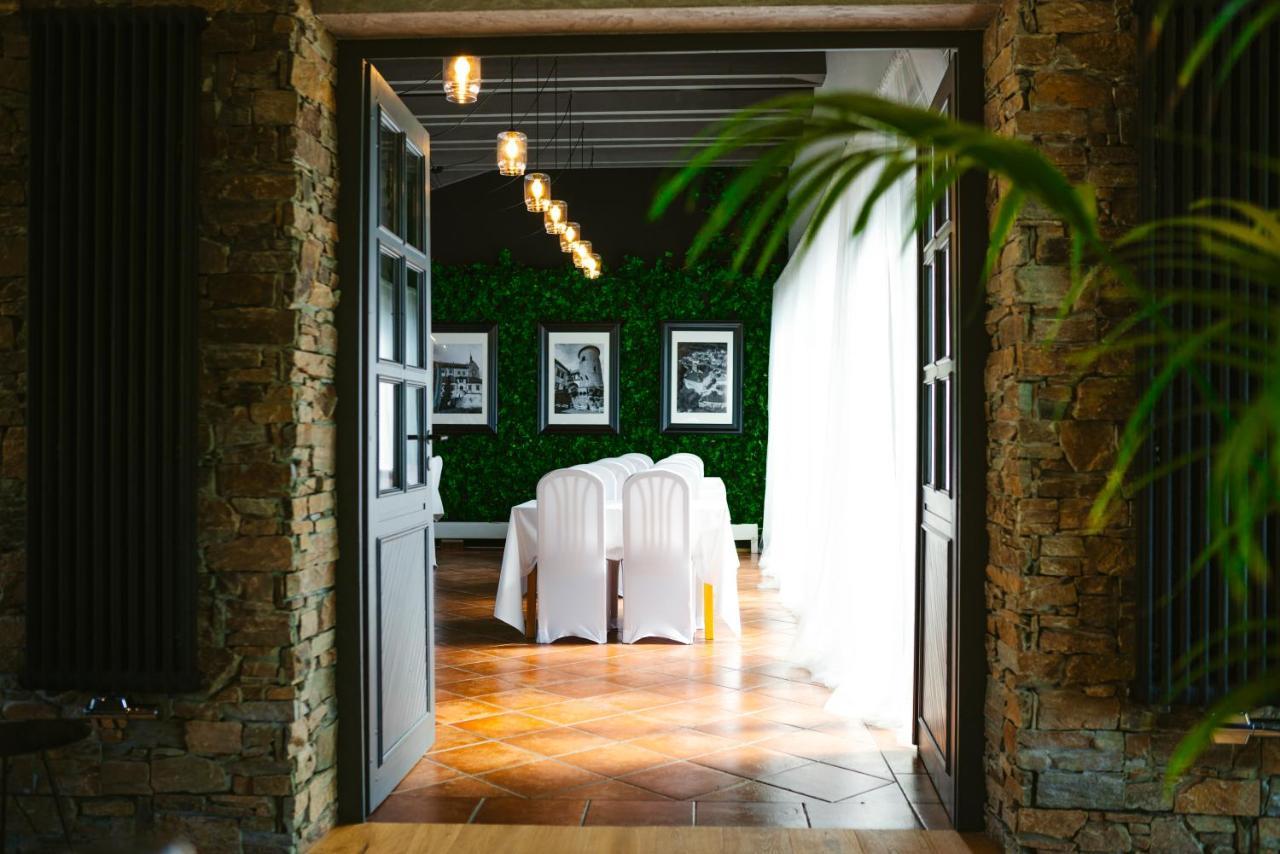Restaurant a Pension u Hradu Šternberk Bagian luar foto